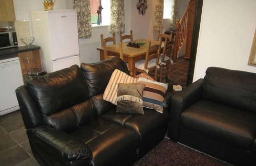 Saintbury Cottage | Romeo Cottage - Sleeps up to 4 - HOT TUB