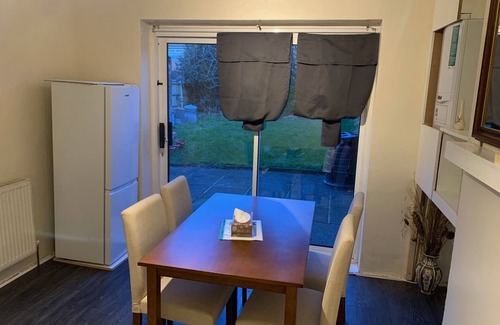 Havering Park House | Romford - House - Sleeps 6 - Garden - Parking