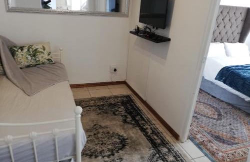 Cape Town House | Rondebosch East Garlandale STRICTLY HALAAL, fresh garden cottage