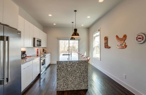 Hadley - Washington House | Roof Deck | Garage Parking | 10 Mins to Broadway