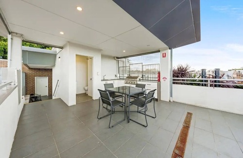 Newtown Apartment | Rooftop 2 Bed Apt With Terrace at Newtown | MHS