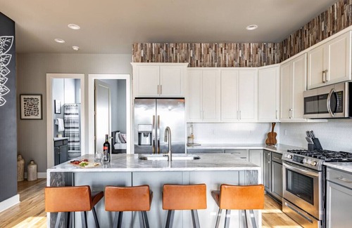 Haynes Area Apartment | Rooftop Bliss | Karaoke & Games | Near Broadway