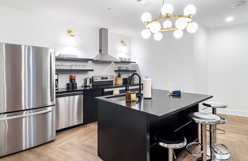 Historic Edgefield Apartment | Rooftop, Close to DT | Carter 4BR Suite w/Balcony