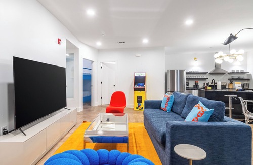 Historic Edgefield Apartment | Rooftop, Close to DT | Carter 4BR Suite w/Balcony