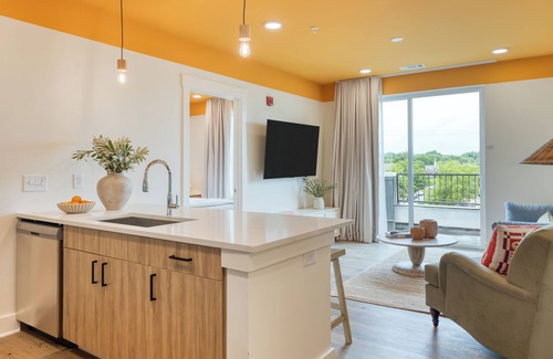 12 South Condo | Rooftop + Courtyard | 2BR w/Balcony | Gilmore