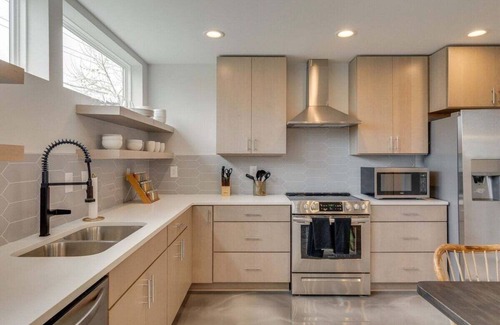 East Nashville House | Rooftop Fire Pit & Cocktail Bar ~ Skyline Views!