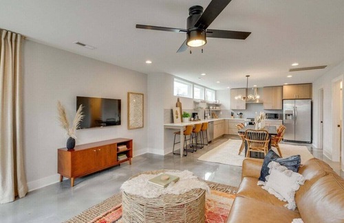 East Nashville House | Rooftop Fire Pit & Cocktail Bar ~ Skyline Views!