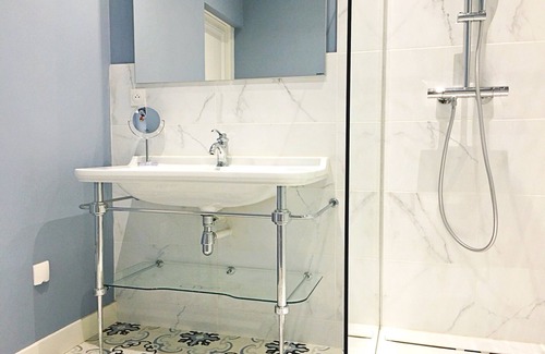 Jarze Bed & Breakfast | Room 1 King size double bedroom