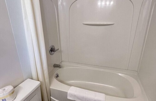 Downs Hotel | Room 102 - Standard Queen - Sleeps 2 - West Lake Grandvue Inn
