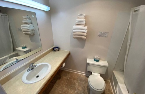 Downs Hotel | Room 102 - Standard Queen - Sleeps 2 - West Lake Grandvue Inn