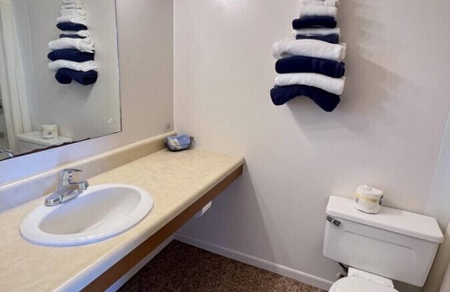 Downs Hotel | Room 102 - Standard Queen - Sleeps 2 - West Lake Grandvue Inn