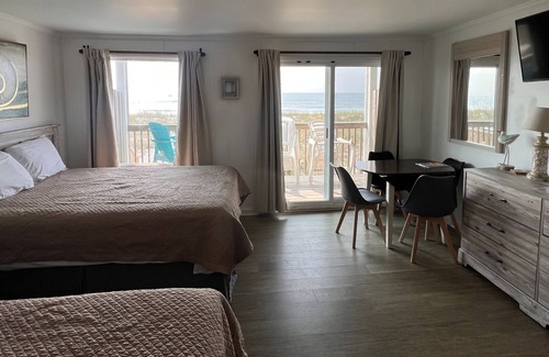 Topsail Beach Hotel | Room#201 Standard 2 Queen Beds Pets Yes