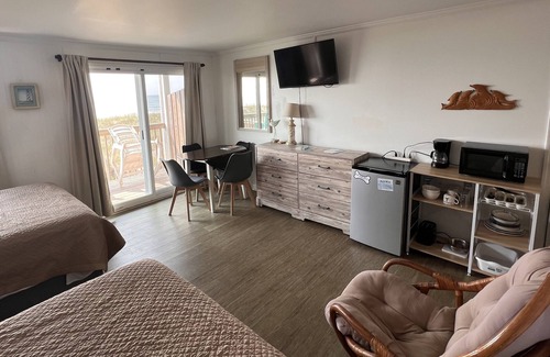 Topsail Beach Hotel | Room#201 Standard 2 Queen Beds Pets Yes