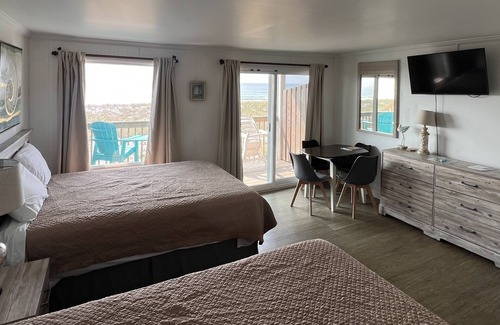 Topsail Beach Hotel | Room#201 Standard 2 Queen Beds Pets Yes