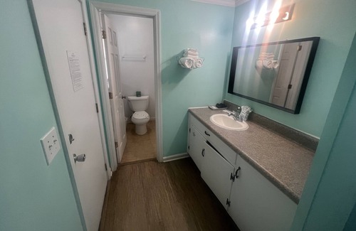 Topsail Beach Hotel | Room#211 Standard 1 King Bed Pets Yes