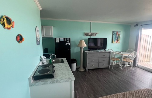 Topsail Beach Hotel | Room #214 Mini Efficiency 2 Double Beds Pets Yes