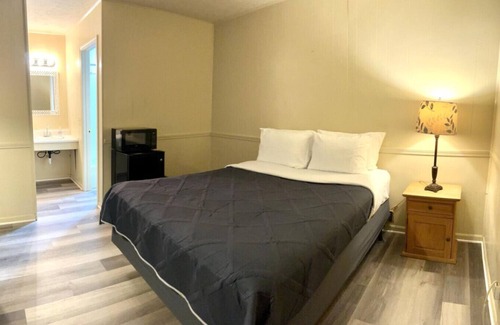Harper Hotel | Room 26 - Standard Queen - Sleeps 2 - Harper Motel