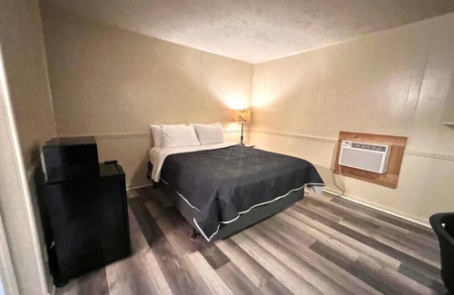 Harper Hotel | Room 26 - Standard Queen - Sleeps 2 - Harper Motel