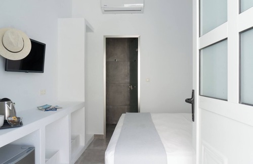 Paros Hotel | Room 5 @ Pelican Paros in the Old Town!