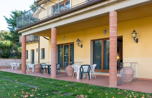 San Donato in Fronzano Apartment | Room '60 H Fattoria Degli Usignoli' with Shared Pool, Wi-Fi and Air Conditioning