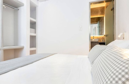 Paros Hotel | Room 8 @ Pelican Paros in the Old Town!