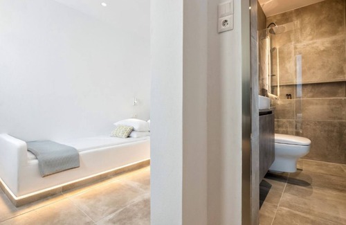 Paros Hotel | Room 9 @ Pelican Paros in the Old Town!