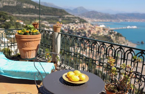 Raito Apartment | Room (Albori) Your Terrace on the Coast .