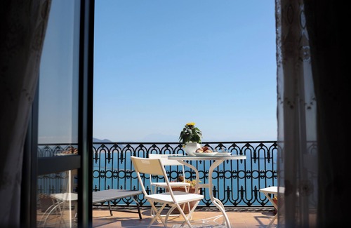 Raito Apartment | Room (Albori) Your Terrace on the Coast .