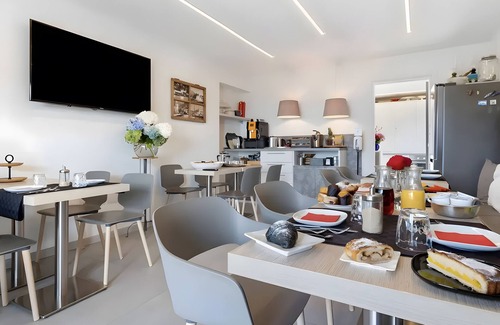 Ville del Monte Apartment | Room 'Camera 306 - Eco Del Garda' with Lake View, Shared Pool and Wi-Fi