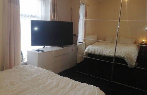 Bradford House | Room-charming Bradford Room to Rent With