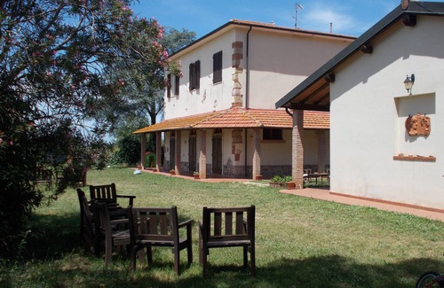 San Vincenzo Apartment | Room 'Contessa Beatrice' with Shared Garden and Wi-Fi