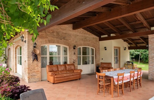 Costigliole d'Asti Apartment | Room 'Gallo' with Mountain View, Shared Pool and Wi-Fi