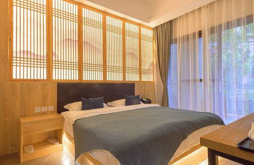 Emeishan House | Room-heinemann Hotel Courtyard or Terrac