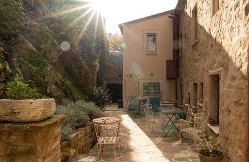 Campiglia d'Orcia Apartment | Room 'Il Teatro' with Shared Garden, Wi-Fi and Air Conditioning