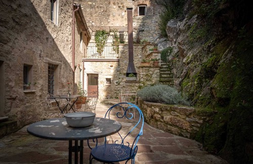 Campiglia d'Orcia Apartment | Room 'Il Teatro' with Shared Garden, Wi-Fi and Air Conditioning