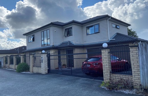 Hillsborough House | Room in Hillsborugh Auckland. Close to Motorway 10-15 minutes to CBD and airport
