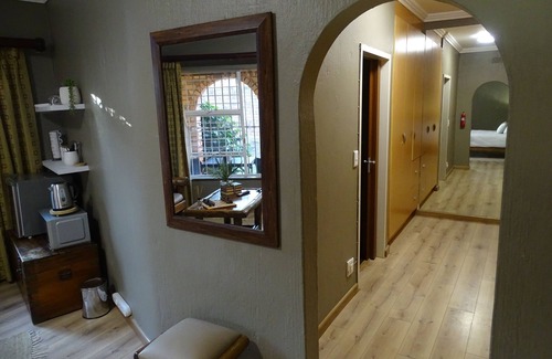 Greater Johannesburg Metropolitan Area House | Room-indulgent Escape, Jet Bath, Stunnin