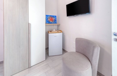 Squinzano Apartment | Room 'Lazzarella' with Shared Terrace, Wi-Fi and Air Conditioning