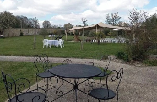 Fye Apartment | Room 'Le Meslay N°10 - Chambre 6 Pers' with Shared Terrace, Shared Garden and Wi-Fi