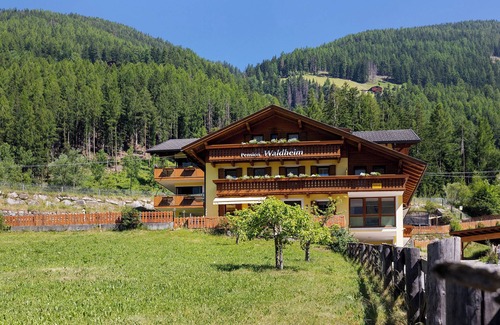 Valle Aurina Apartment | Room 'Pension Waldheim 8' with Mountain View, Shared Garden and Wi-Fi