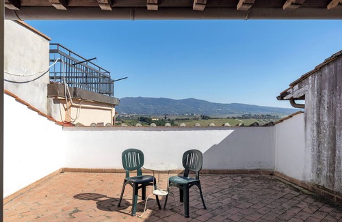 Cerreto Guidi Apartment | Room 'Quadrupla' with Wi-Fi and Air Conditioning