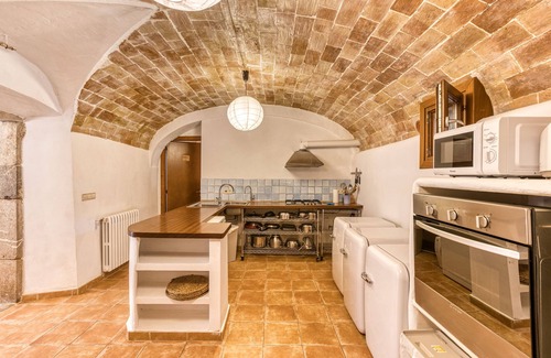 Borrassa Apartment | Room 'Sajolida' with Shared Pool, Wi-Fi and Air Conditioning