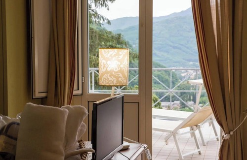 Bagni di Lucca Apartment | Room 'Superior 1' with Shared Garden, Wi-Fi and Air Conditioning