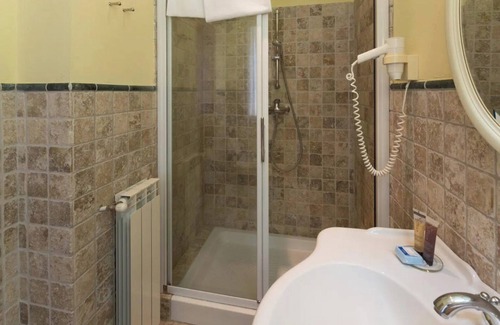 Bagni di Lucca Apartment | Room 'Superior 1' with Shared Garden, Wi-Fi and Air Conditioning