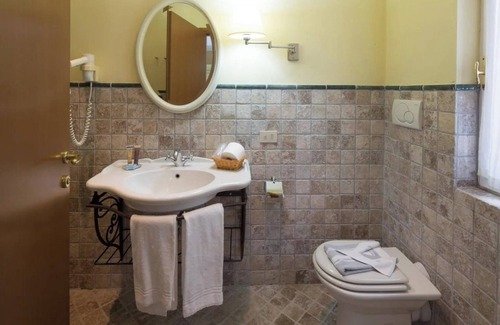 Bagni di Lucca Apartment | Room 'Superior 1' with Shared Garden, Wi-Fi and Air Conditioning