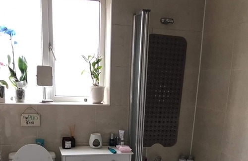 Cheam Apartment | Room to rent in Cheam village