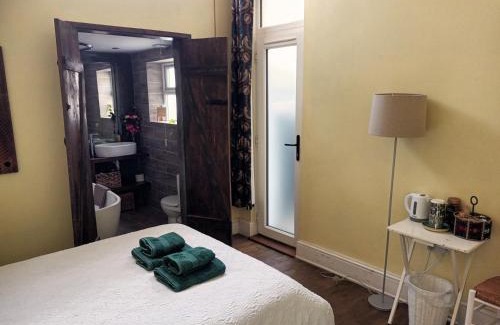 Haringey House | Room with luxury private bathroom & independent entrance near Tube