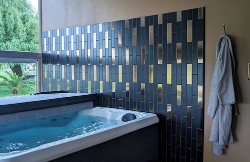 Caupenne Bed & Breakfast | Room with private spa and cinema room