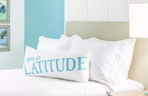 I-435 West KC-KS Hotel | Room with Vibrant Décor, Private Patio - w/Live Entertainment