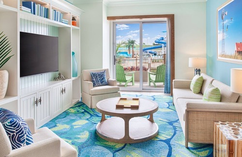 I-435 West KC-KS Hotel | Room with Vibrant Décor, Private Patio - w/Live Entertainment